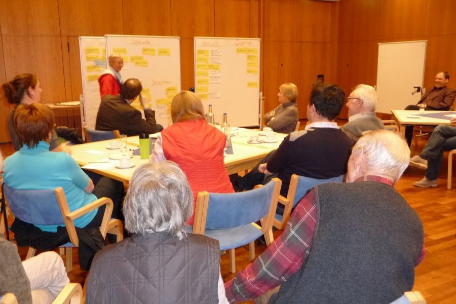 Arbeitsgruppen bei der Diskussion
